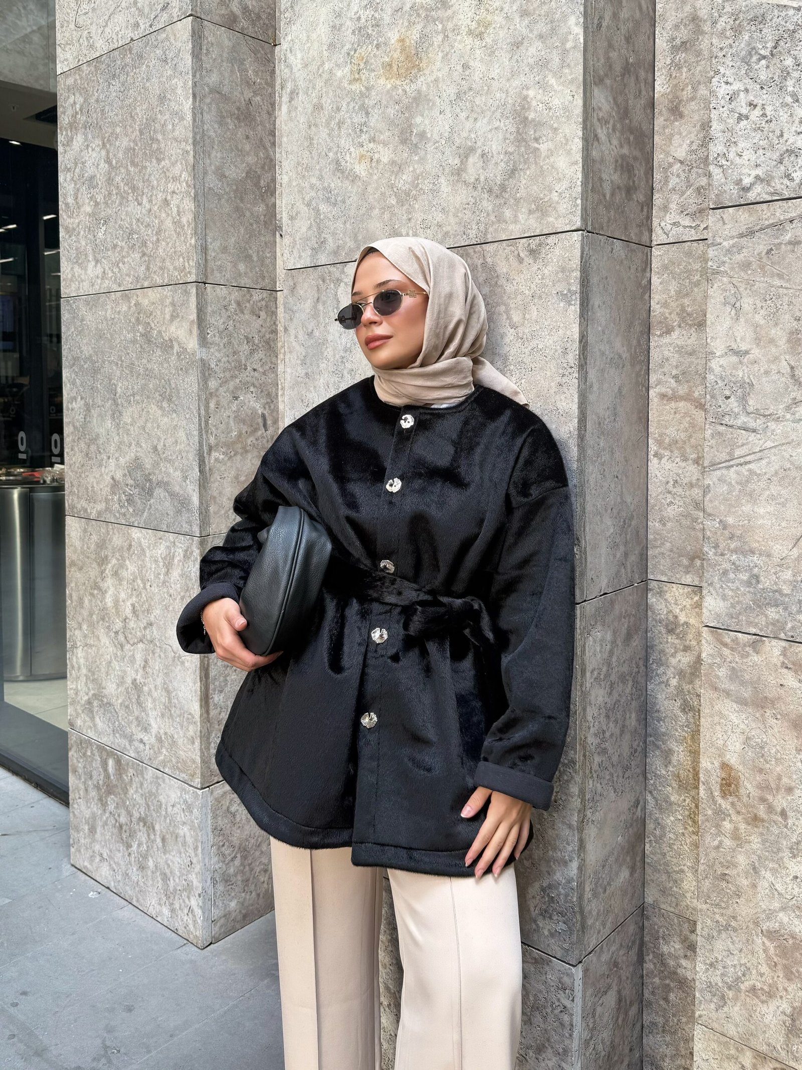 Premium Bel Bağlamalı Düğme Detaylı Tüylü Goldfox Siyah Kaban