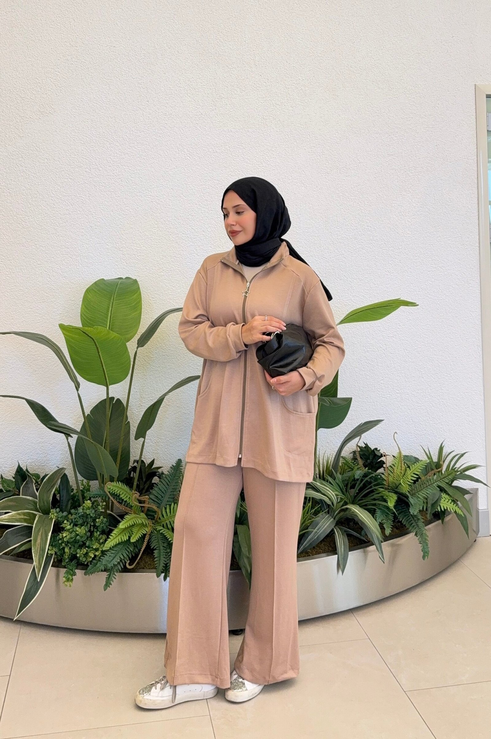 Second image of Kadın Fermuarlı Dik Yaka Cepli Vizon Eşofman Takım