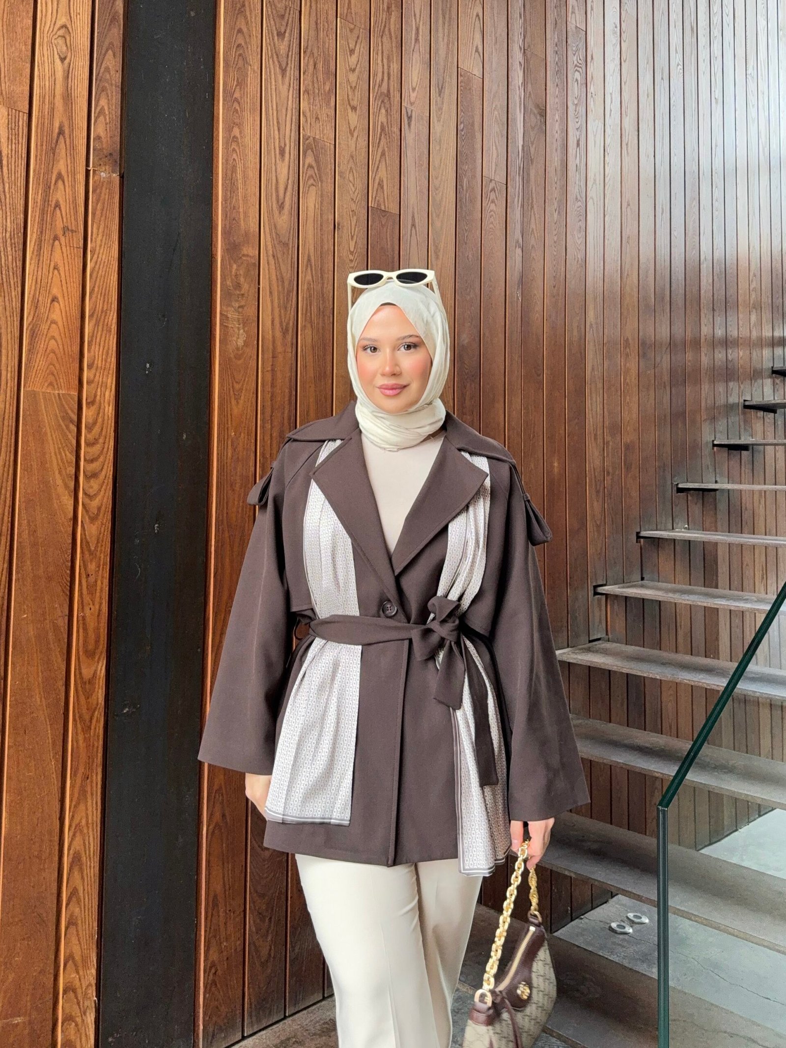 Fularlı dökümlü trençkot