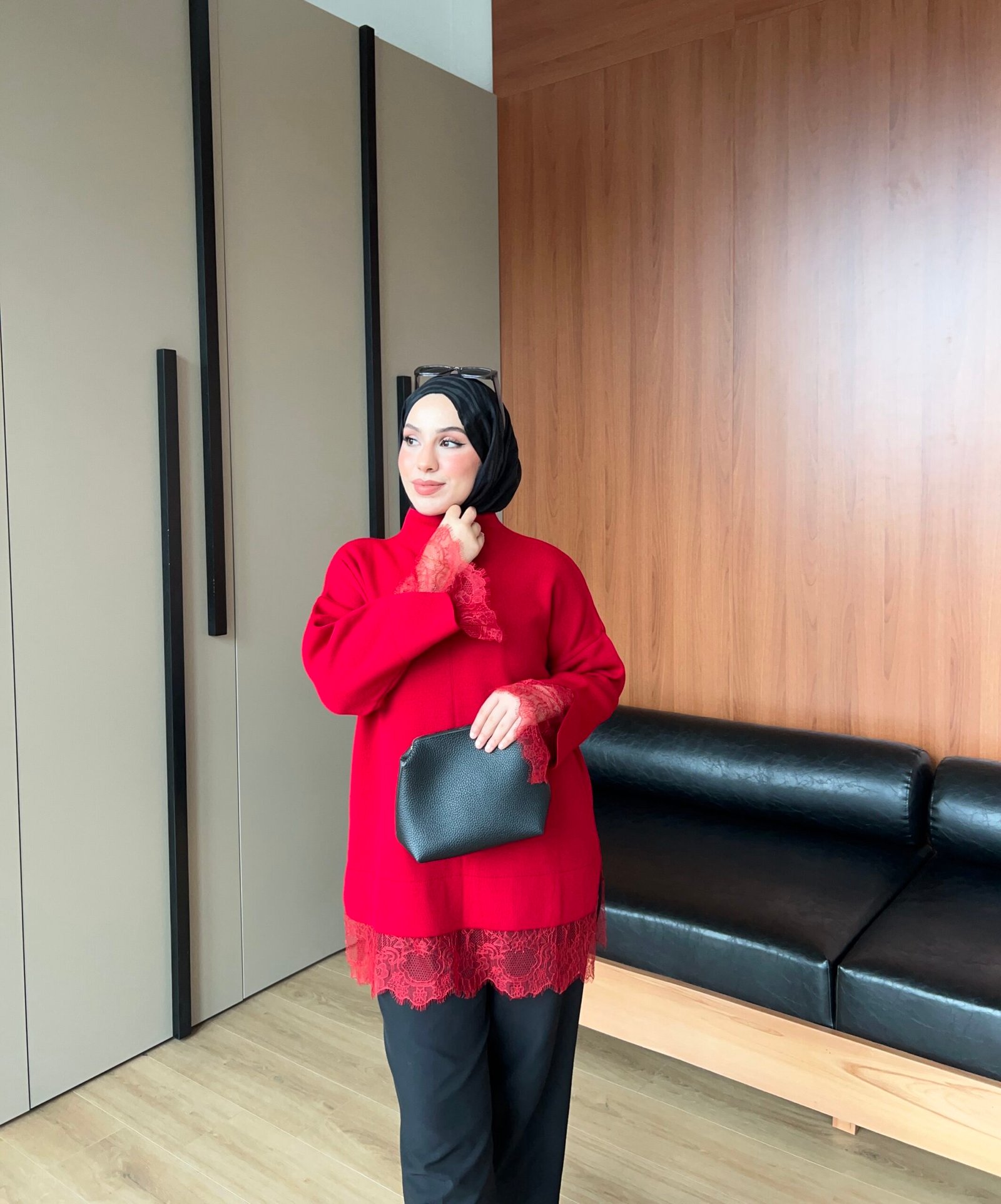 Second image of Velin Dantel Detaylı Bluz - Kırmızı