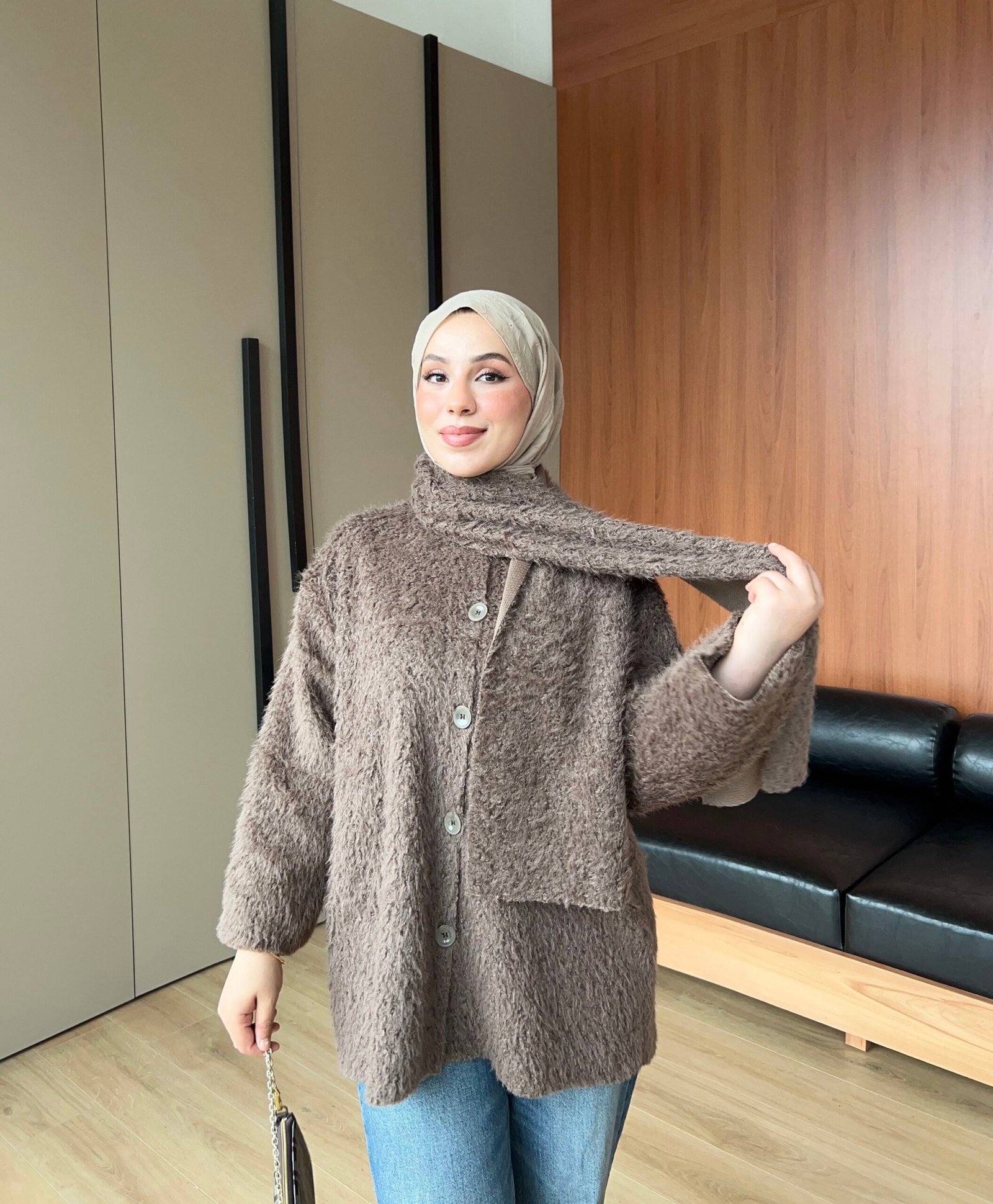 Second image of Teknik Atkılı Peluş Ceket -Sütlü kahve