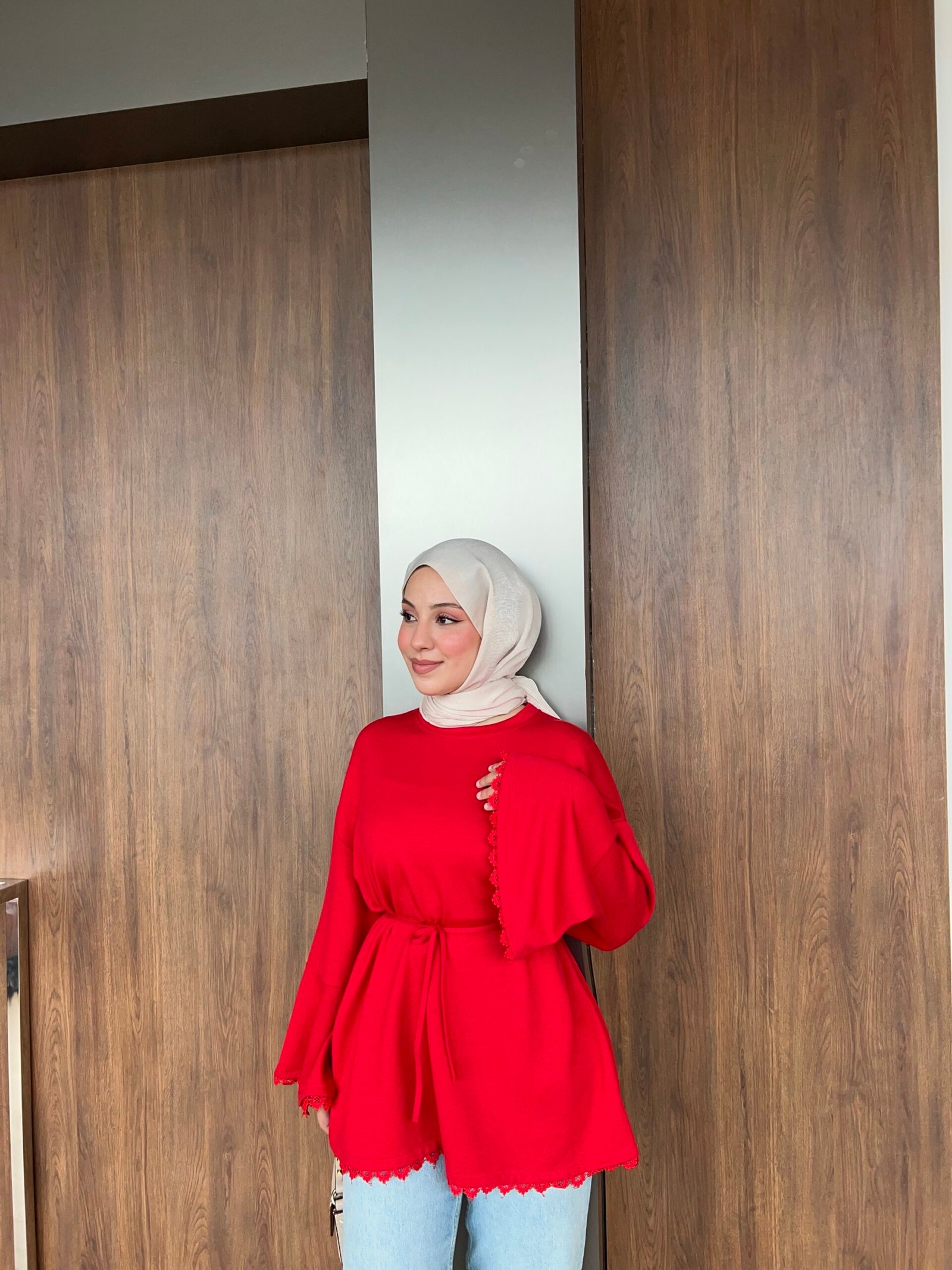 Second image of Mina Nakış detaylı Bluz-Kırmızı